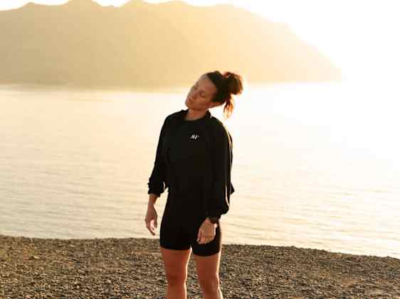 Carola Ranmo stretchar på stranden