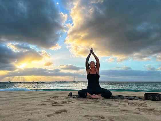 Emma Guldner gör yoga på stranden