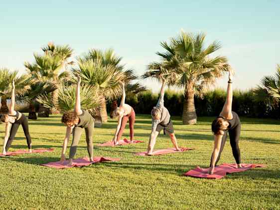Yoga på gräsmattan 
