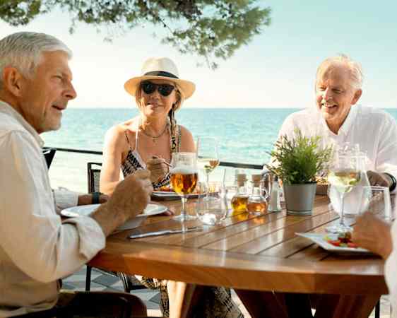 Tre personer äter middag