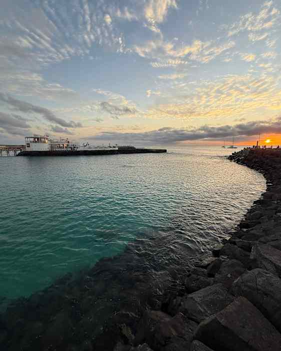 Utsikten över stranden och havet på kvällen