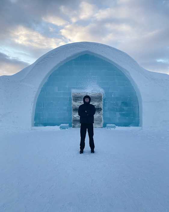 Tomas framför ishotellet