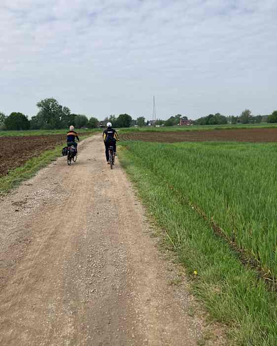 Cyklister på den belgiska landsbygden