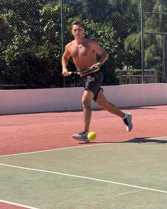 Joakim Hykkerud spelar tennis på resorten på Kap Verde