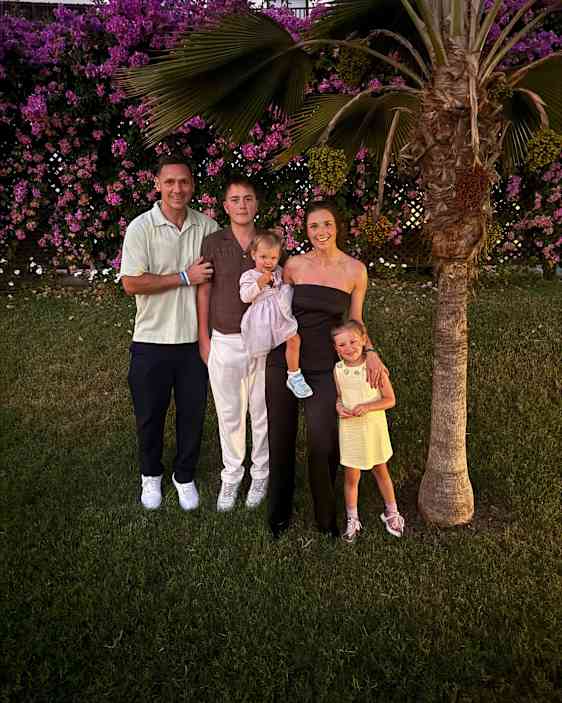 Familjen Hykkerud fint uppklädda och redo för kvällens middag