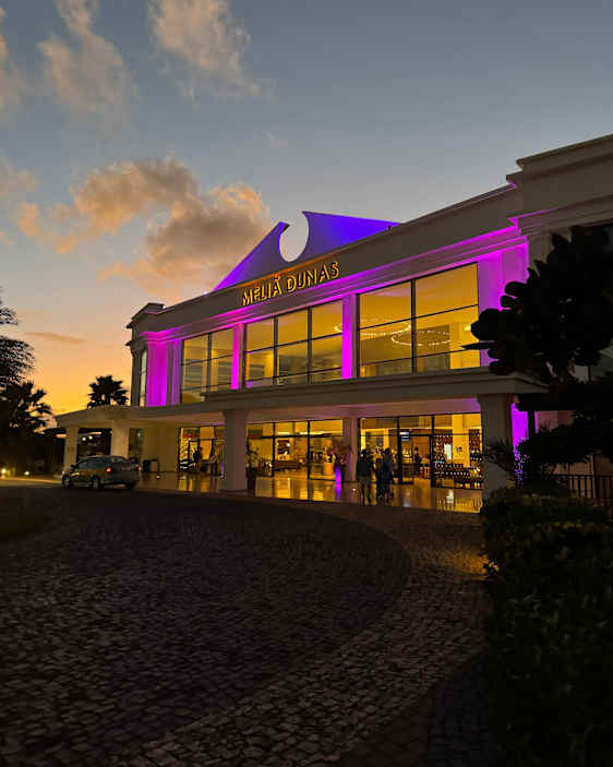 Resorten Melia Dunas på kvällen, pyntad i lila ljus