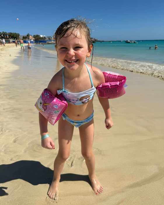 En glad flicka som njuter av solen på Kap Verde