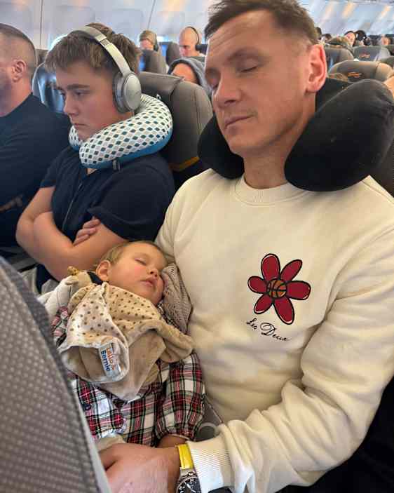 Joakim Hykkerud hans barn sover på flyget på väg till Kap Verde