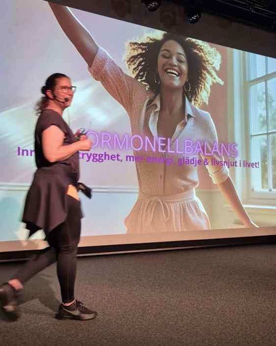 Bild på mig när jag föreläser om Hormonellbalans 