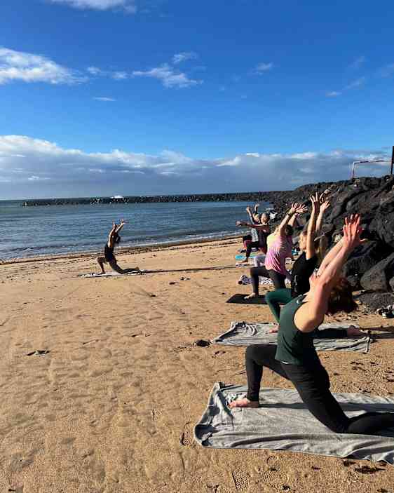 Yoga på strand