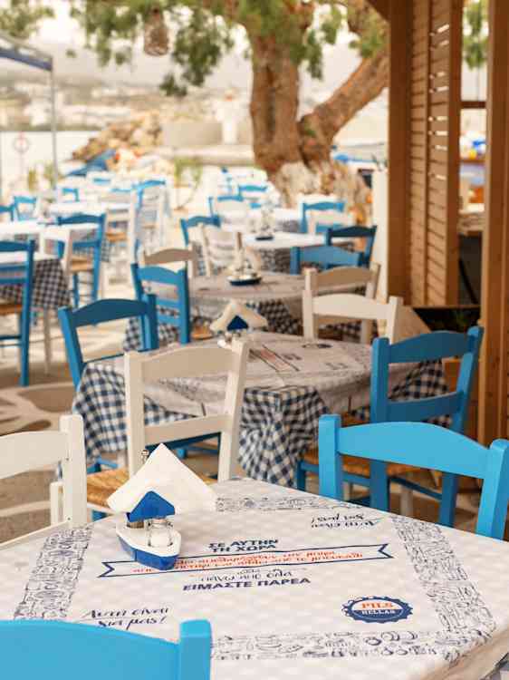 Uppdukad taverna i Makrigialos