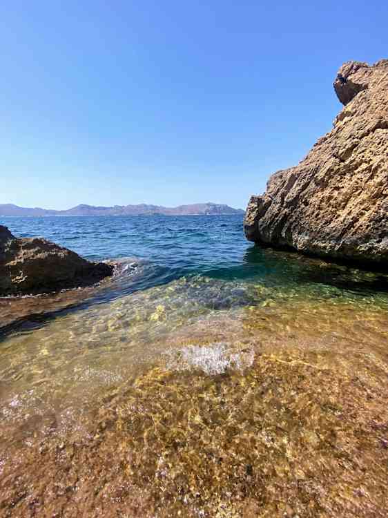 Klippformationer nära en strand på Mallorca