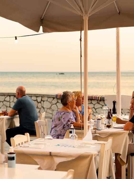 Människor på restaurang vid havet