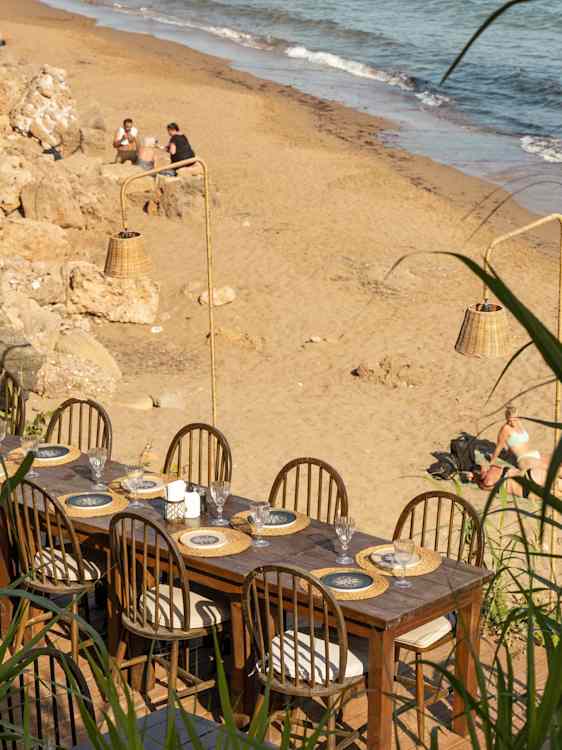 Uppdukat bord på stranden