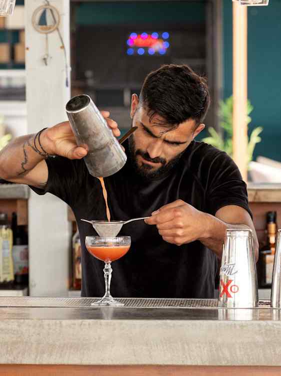 Bartender blandar drink