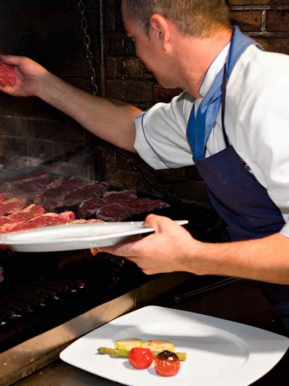 Kock steker kött på en restaurang