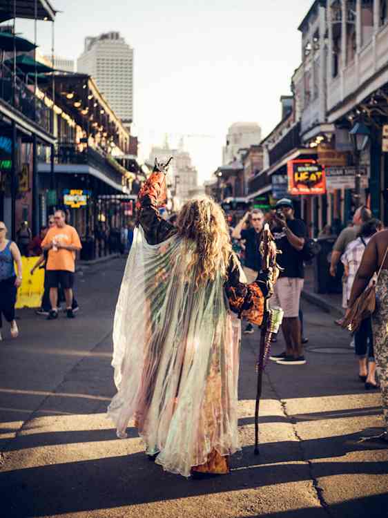 Utklädd person på Bourbon Street