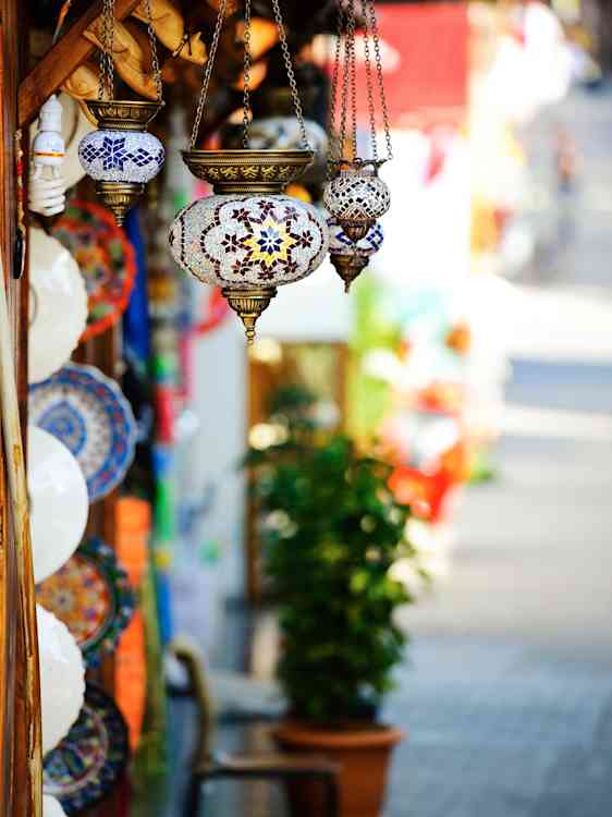 Lampor utanför butik i Side