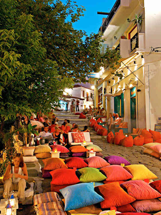 Bar på kvällen i Skiathos stad