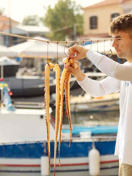 Man står och fixar med bläckfiskar på restaurang