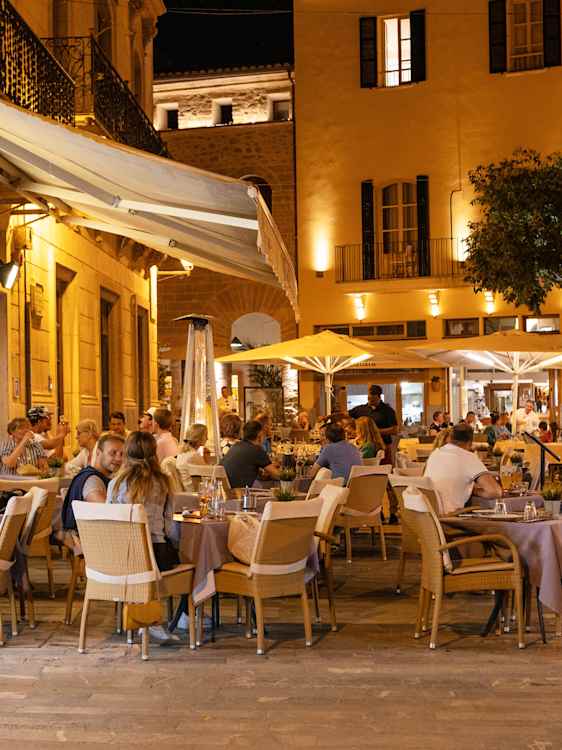 Uteservering på torg i Alcudia