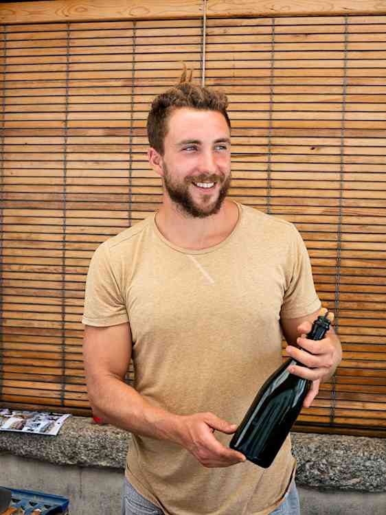 Sommelier med vinflaska