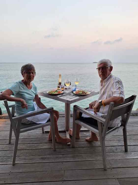 Göran och Ingrid äter middag vid havet