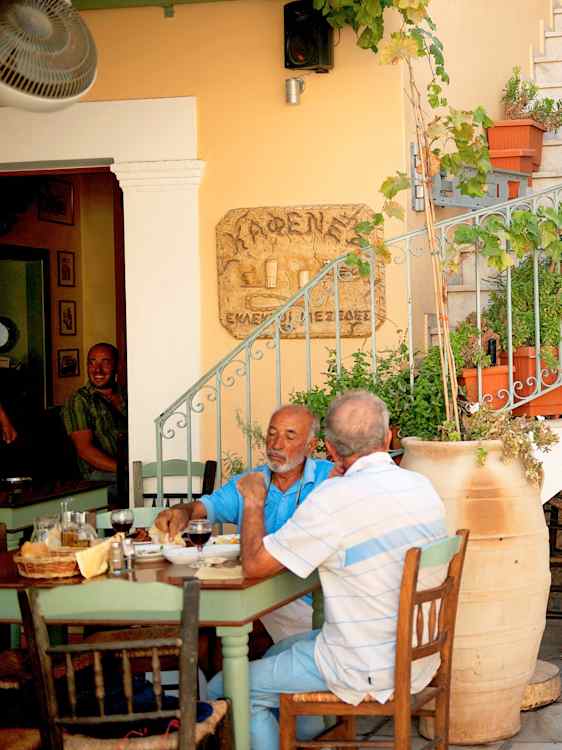 Restaurang i gränd på Kalymnos