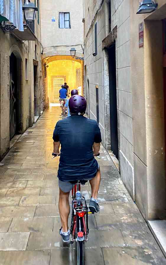 Cuklist i gränd i Barcelona