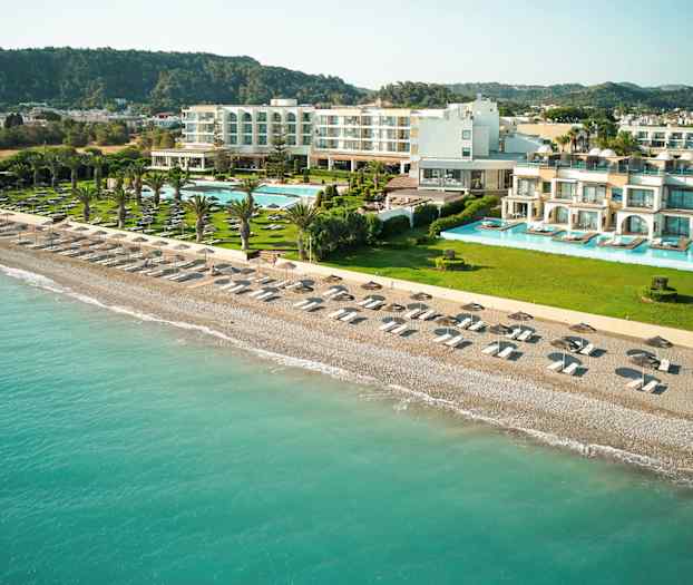 Hotell med poolområde vid stranden. (AI-genererad text)