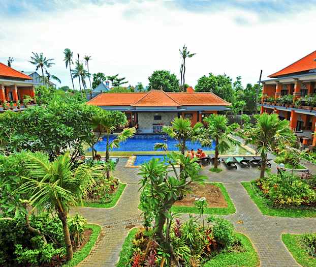 Hotellets anläggning med tropisk trädgård och pool. (AI-genererad text)