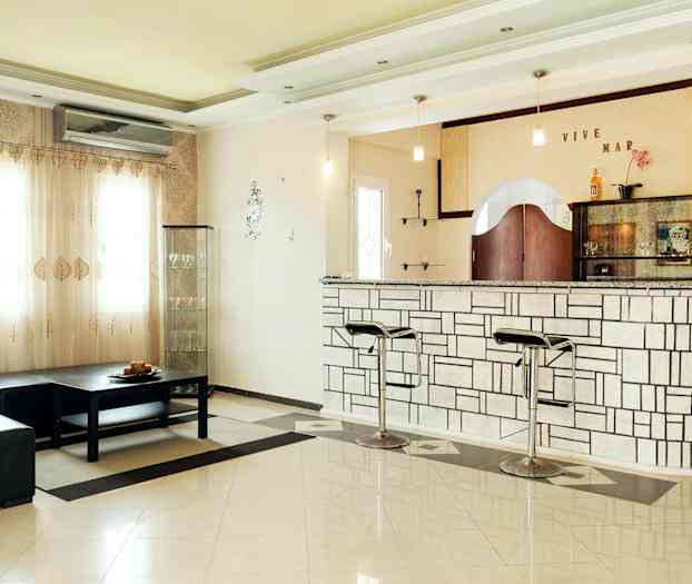 Ett rum med bar och sittgrupp. (AI-genererad text)