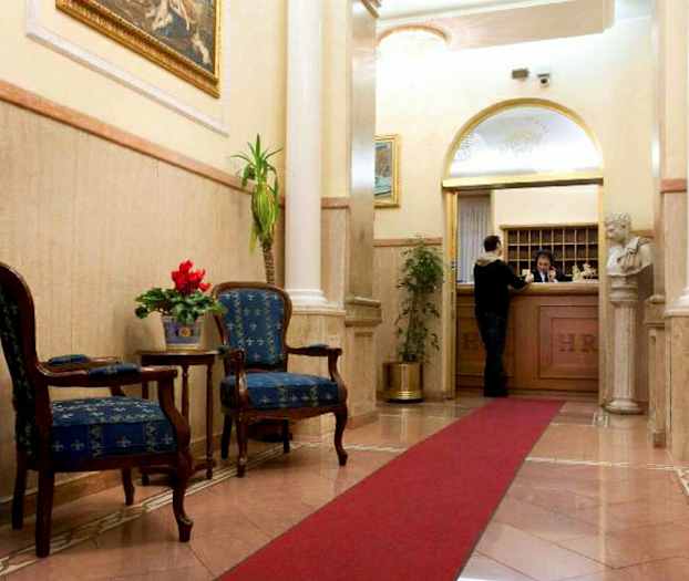 En hotellobby med marmorgolv, reception, röda matta och dekorerade stolar. (AI-genererad text)