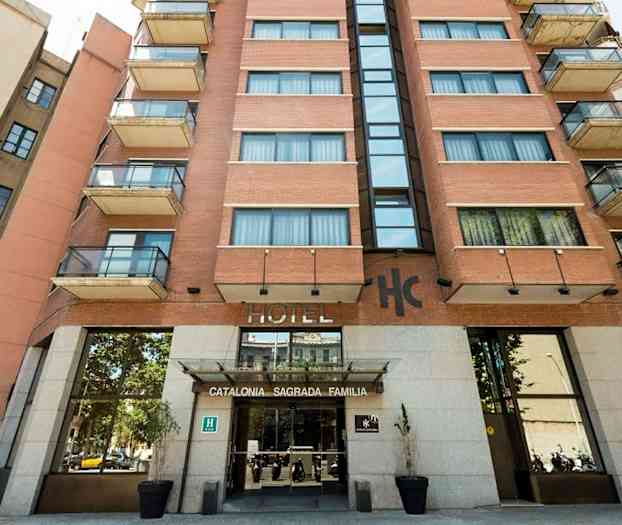 Fasad av ett hotell med skylttexten "Catalonia Sagrada Familia". (AI-genererad text)