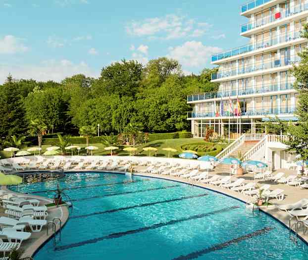 En pool omgiven av solstolar och parasoller nära ett hotell med flera våningar. (AI-genererad text)