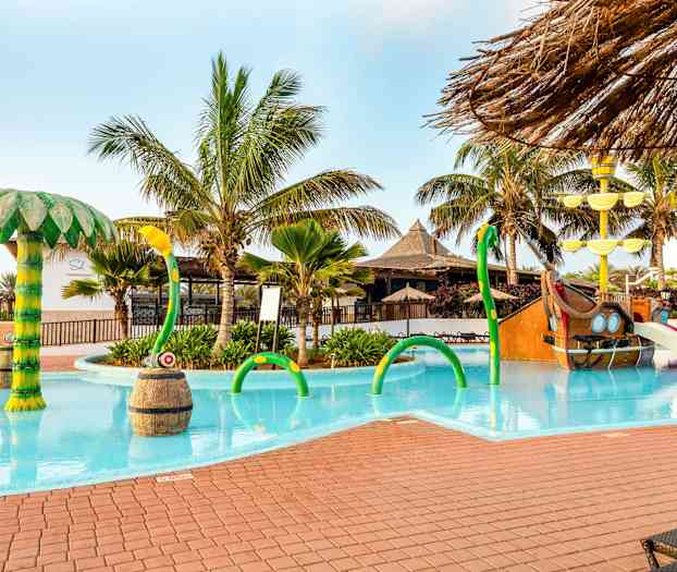 Barnpoolen med piratskepp på grannhotellet Meliá Dunas Beach Resort & Spa, som även barn på Sol Dunas Family Fun får nyttja