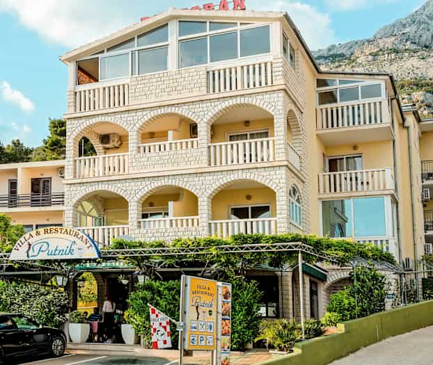 Vy av en byggnad med namnet Villa & Restaurant Putnik. (AI-genererad text)