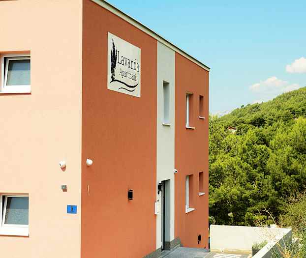 Illustration av en byggnad med skylten 'Lavanda Apartmani', omgiven av grön vegetation. (AI-genererad text)