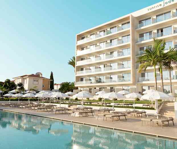 Modernt hotell med en stor utomhuspool, vita parasoller och liggstolar. (AI-genererad text)