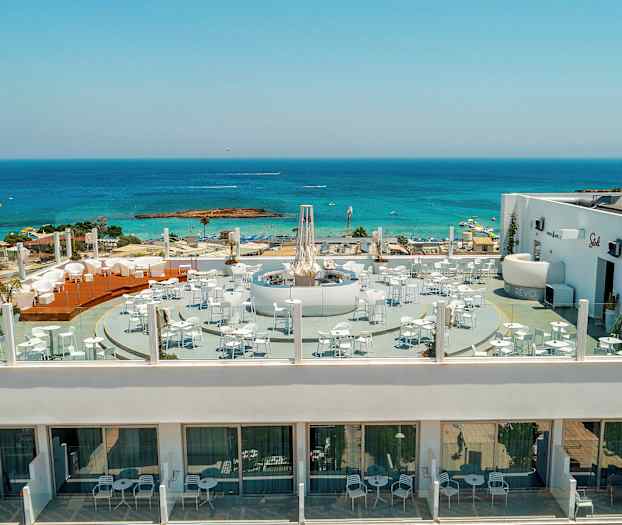 Modern takterrass med sittplatser och utsikt över havet. (AI-genererad text)