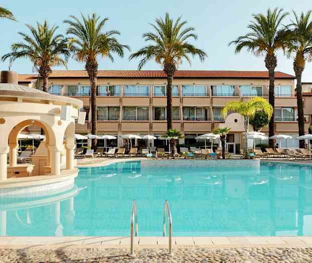 Bild av ett hotell med utomhuspool och omgivande solstolar och parasoller. (AI-genererad text)