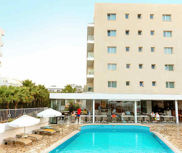 Hotellbyggnad med swimmingpool och solstolar framför. Människor sitter vid restaurangen. (AI-genererad text)