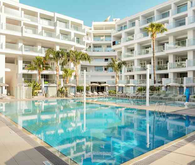 En modern byggnad med balkonger omger en utomhuspool. (AI-genererad text)