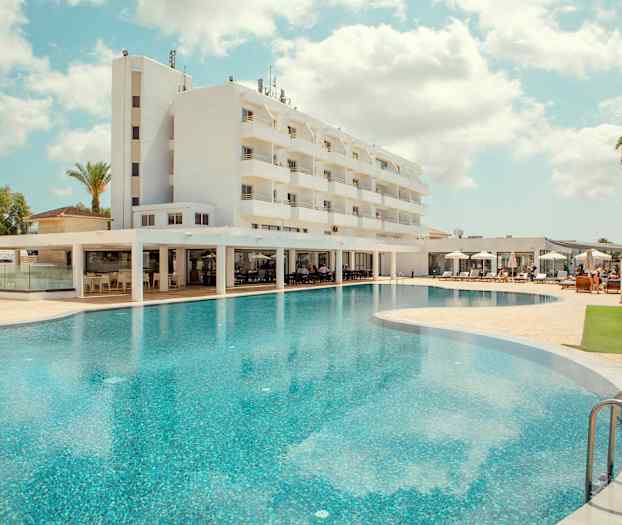 Hotell med en stor pool och solstolar. (AI-genererad text)