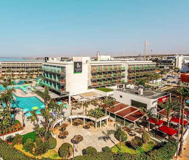 Vy över en hotellanläggning med pooler och grönytor. (AI-genererad text)