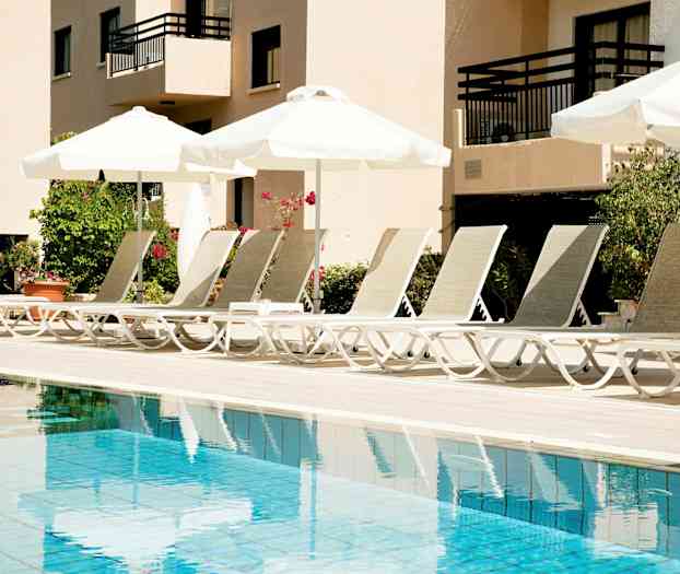 Solstolar vid en pool med parasoller. (AI-genererad text)