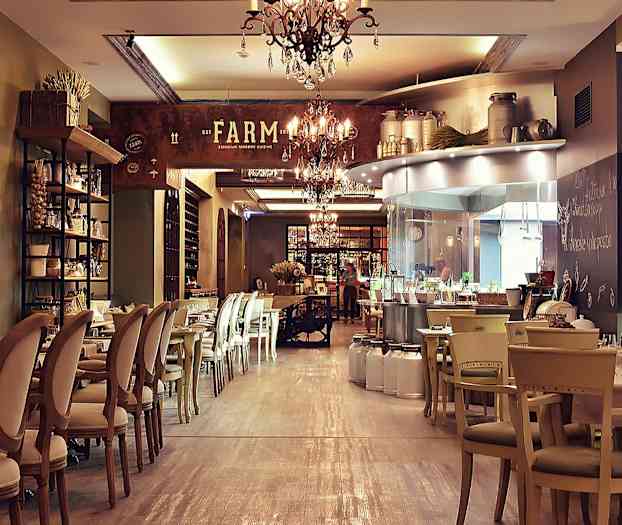 Restauranginteriör med eleganta möbler och glashängande lampor. (AI-genererad text)