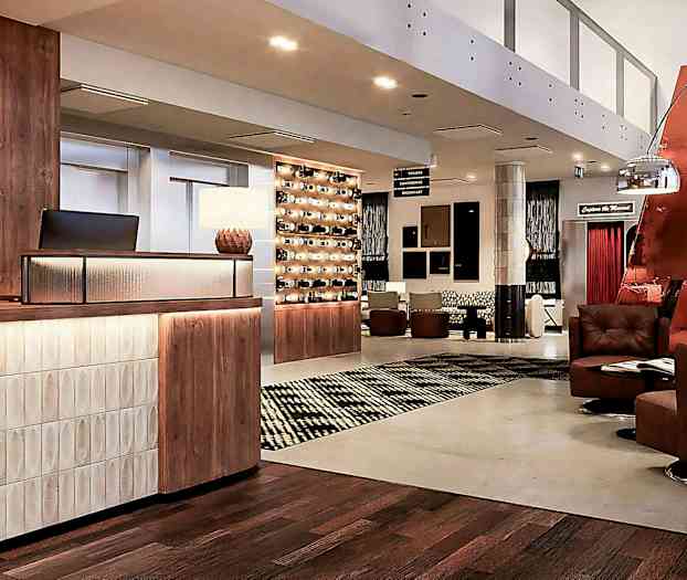 Hotellobby med receptionsdisk, sittmöbler och dekorativ belysning. (AI-genererad text)