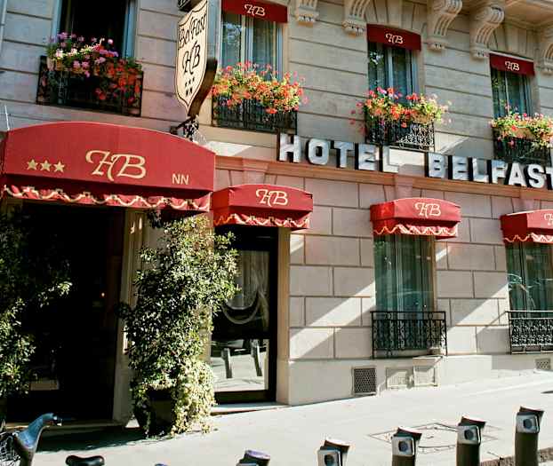 Fasad med namnet Hotel Belfast och röda markiser. (AI-genererad text)