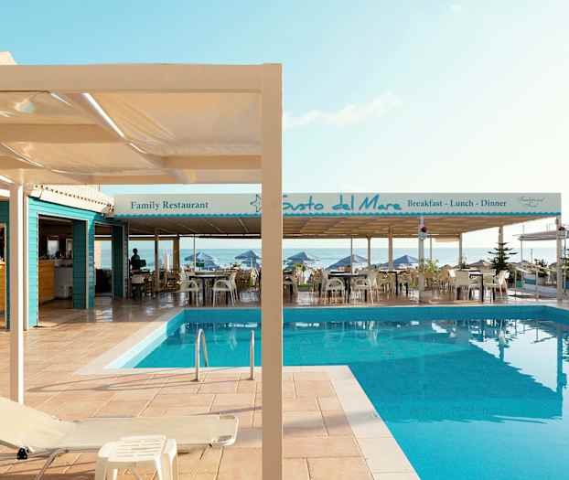 Bild av en pool vid en terrass med restauranger vid havet. (AI-genererad text)
